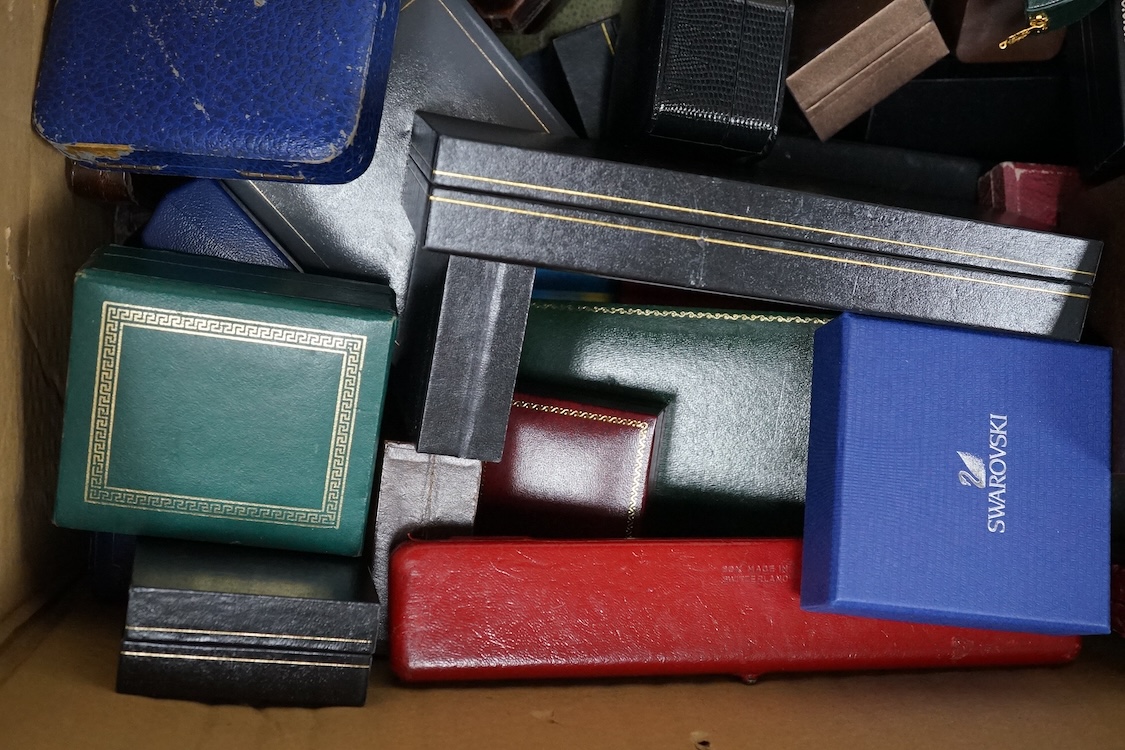 A quantity of assorted jewellery boxes.